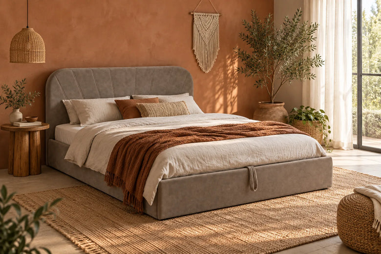 Boho stiliaus miegamasis su minkšta smėlio spalvos lova