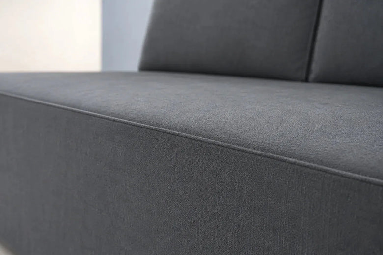 Kokį sofos audinį rinktis: pilko tankaus audinio pynimas ir siūlė iš arti